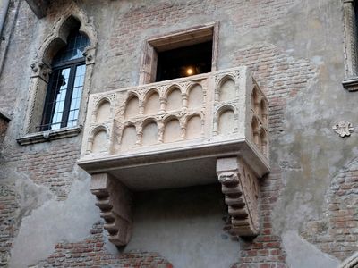 La Casa di Giulietta had always belonged to the Dal Cappello family until purchased by the City of Verona in 1905. Cappello is close enough to Capulet that there’s a semblance of credibility to those who wish to believe.
